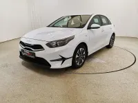 Neu Kia Ceed Play 101 PS (74 kW) 2025 Weiss Kleinwagen