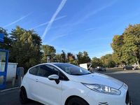 Gebraucht Ford Fiesta Celebration 101 PS (74 kW) 2017 Weiß Kleinwagen