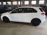 Gebraucht Hyundai i30 Select 99 PS (72 kW) 2018 Polar white / sol Limousine