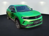 Gebraucht Opel Mokka Elegance 131 PS (96 kW) 2024 Lackierung matcha green/typ aussenverkle (metallic) SUV