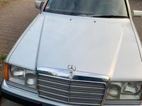 Second-hand Mercedes E250 94 CP (69 kW) 1990 Argintiu Berlinǎ