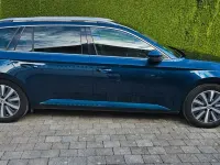 Gebraucht Skoda Superb Premium Edition 150 PS (110 kW) 2022 Modra lava/lava blau Kombi