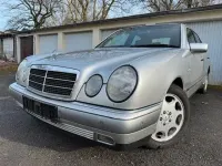 Używany Mercedes E280 Elegance 204 KM (150 kW) 1997 Srebrny Sedan/Limuzyna
