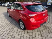 Gebraucht Hyundai i30 Classic 101 PS (74 kW) 2016 Rot Limousine