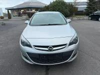 Używany Opel Astra Selection 101 KM (74 kW) 2014 Srebrny Sedan/Limuzyna
