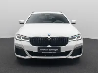 Gebraucht BMW 530 M Sport 286 PS (210 kW) 2023 Alpinweiã uni300 Kombi
