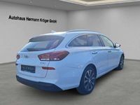 Gebraucht Hyundai i30 Premium 140 PS (102 kW) 2017 Polar white / sol Kombi