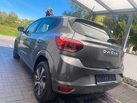 Usado Dacia Sandero 90 CV (66 kW) 2025 Gris Utilitario