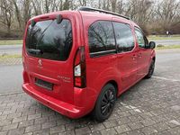 Gebraucht Peugeot Partner Allure 110 PS (80 kW) 2017 Farbe rot ardent/deckende Van / Kleinbus