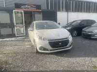 Gebraucht Peugeot 208 Allure 110 PS (80 kW) 2018 Farbe weiss perle perlmut/typ Kleinwagen