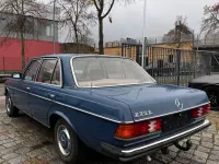 Gebraucht Mercedes E230 136 PS (100 kW) 1981 Blau Limousine