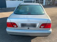 Używany Mercedes E230 150 KM (110 kW) 1996 Srebrny Sedan/Limuzyna