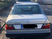 Gebraucht Mercedes E230 136 PS (100 kW) 1991 Silber Limousine