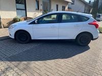 Gebraucht Ford Focus Ambiente 101 PS (74 kW) 2013 Weiß Limousine