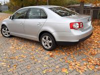 Gebraucht VW Jetta 105 PS (77 kW) 2006 Silber Limousine