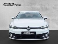 Gebraucht VW Golf VIII Active 131 PS (96 kW) 2022 Weiß Limousine