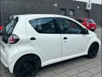 Gebraucht Toyota Aygo 69 PS (50 kW) 2010 Weiß Kleinwagen