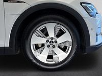 Gebraucht Audi e-tron 300 kW (408 PS) 2023 Gletscherweiß metallic SUV