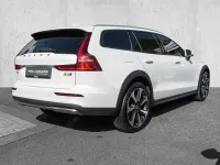 Gebraucht Volvo V60 CC Plus 197 PS (144 kW) 2024 Crystal white pearl / metallic Kombi