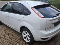 Gebraucht Ford Focus Trend 101 PS (74 kW) 2010 Weiß Limousine