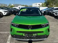 Gebraucht Opel Mokka Elegance 136 PS (100 kW) 2023 Lackierung matcha green/typ au SUV