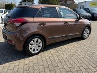 Gebraucht Hyundai i20 Style 101 PS (74 kW) 2015 Braun Kleinwagen