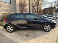 Używany Opel Astra Selection 101 KM (74 kW) 2010 Czarny Sedan/Limuzyna