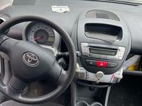 Gebraucht Toyota Aygo 69 PS (50 kW) 2008 Silber Kleinwagen