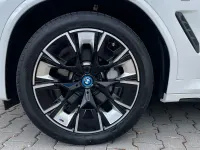 Gebraucht BMW iX3 Impressive 210 kW (286 PS) 2023 Mineralweiß metallic SUV