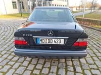Gebraucht Mercedes E220 150 PS (110 kW) 1994 Schwarz Limousine
