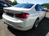 Gebraucht BMW 325 Sport Line 218 PS (160 kW) 2014 Weiß Limousine