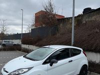 Gebraucht Ford Fiesta Ambiente 60 PS (44 kW) 2009 Weiß Kleinwagen