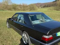 Używany Mercedes E230 132 KM (97 kW) 1992 Czarny Sedan/Limuzyna