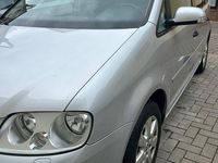 Second-hand VW Touran 105 CP (77 kW) 2005 Argintiu Monovolum