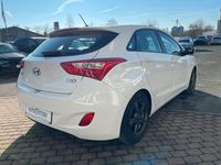 Gebraucht Hyundai i30 Trend 99 PS (72 kW) 2012 Creamy white / sol (metallic) Limousine