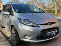 Gebraucht Ford Fiesta Ambiente 82 PS (60 kW) 2010 Silber Kleinwagen