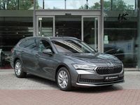 Neu Skoda Superb Selection 150 PS (110 kW) 2026 Grau Kombi