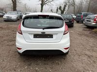 Gebraucht Ford Fiesta Trend 80 PS (58 kW) 2013 Frostweiß Kleinwagen