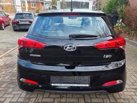 Gebraucht Hyundai i20 75 PS (55 kW) 2016 Schwarz Kleinwagen