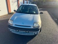 Gebraucht Renault Clio II 60 PS (44 kW) 2000 Silber Kleinwagen