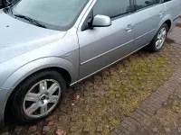 Usado Ford Mondeo 125 CV (91 kW) 2004 Plateado Familiar
