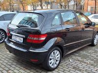 Gebraucht Mercedes B180 116 PS (85 kW) 2011 Kosmosschwarz Van / Kleinbus