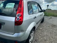 Używany Ford Fiesta 69 KM (50 kW) 2005 Srebrny Hatchback