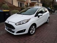 Gebraucht Ford Fiesta 82 PS (60 kW) 2014 Weiß Kleinwagen
