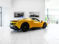Nouă Ferrari 296 2025 Galben Cabrio