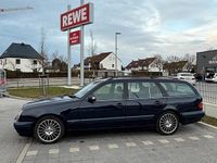 Gebraucht Mercedes E220 140 PS (102 kW) 2002 Blau Kombi