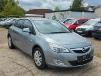 Gebraucht Opel Astra Design Edition 140 PS (102 kW) 2011 Silbersee/silver lake Limousine