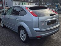 Gebraucht Ford Focus Ghia 116 PS (85 kW) 2005 Grau Limousine