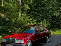 Używany Mercedes E220 150 KM (110 kW) 1993 Czerwony Sedan/Limuzyna