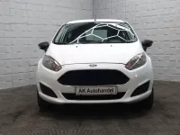 Gebraucht Ford Fiesta Ambiente 60 PS (44 kW) 2017 Weiß Kleinwagen